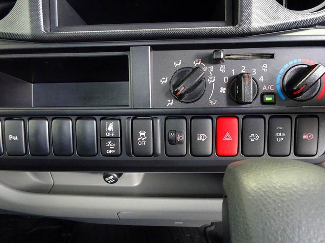 ダイナトラック フルジャストロー　１．３５ｔ　４ＷＤ　ＦＪＬ　Ｗタイヤ　垂直ＰＧ　６００ｋｇ付　長：８６ｃｍ／有効長：７４ｃｍ　幅：１５７ｃｍ　集中ドアロック　車線逸脱警報装置　トラクションコントロール　クリアランスソナー（11枚目）