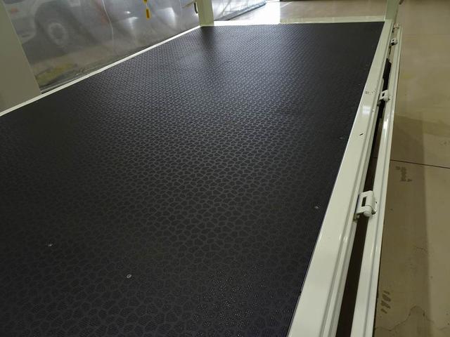 ダイナトラック フルジャストロー　１．３５ｔ　４ＷＤ　ＦＪＬ　Ｗタイヤ　垂直ＰＧ　６００ｋｇ付　長：８６ｃｍ／有効長：７４ｃｍ　幅：１５７ｃｍ　集中ドアロック　車線逸脱警報装置　トラクションコントロール　クリアランスソナー（26枚目）