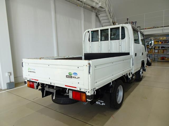 エルフトラック Ｗキャブフラットロー　１．７５ｔ　標準　総重量５ｔ未満　三方開　荷台作りボデー床二重張り／横ねた鉄製　埋め込みフック２対　前立て縞鋼板張り　リアアオリチェーン　ＰＷ（フロントのみ）　左電格ミラー　トラクションコントロール（3枚目）