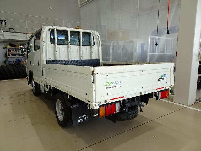 エルフトラック Ｗキャブフラットロー　１．７５ｔ　標準　総重量５ｔ未満　三方開　荷台作りボデー床二重張り／横ねた鉄製　埋め込みフック２対　前立て縞鋼板張り　リアアオリチェーン　ＰＷ（フロントのみ）　左電格ミラー　トラクションコントロール（4枚目）
