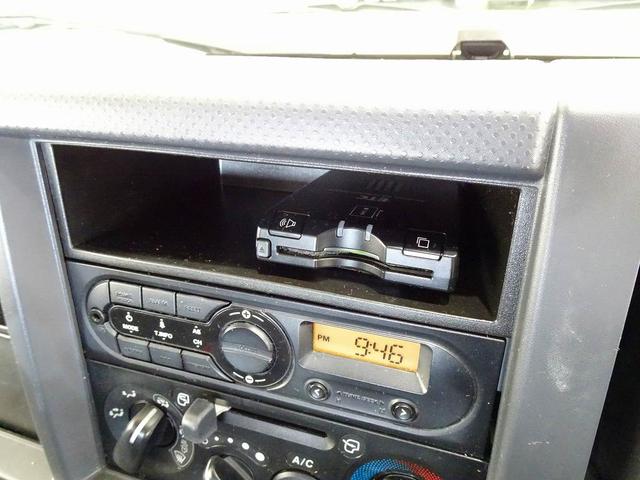 エルフトラック Ｗキャブフラットロー　１．７５ｔ　標準　総重量５ｔ未満　三方開　荷台作りボデー床二重張り／横ねた鉄製　埋め込みフック２対　前立て縞鋼板張り　リアアオリチェーン　ＰＷ（フロントのみ）　左電格ミラー　トラクションコントロール（12枚目）