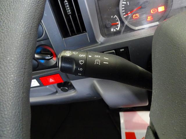 エルフトラック Ｗキャブフラットロー　１．７５ｔ　標準　総重量５ｔ未満　三方開　荷台作りボデー床二重張り／横ねた鉄製　埋め込みフック２対　前立て縞鋼板張り　リアアオリチェーン　ＰＷ（フロントのみ）　左電格ミラー　トラクションコントロール（16枚目）