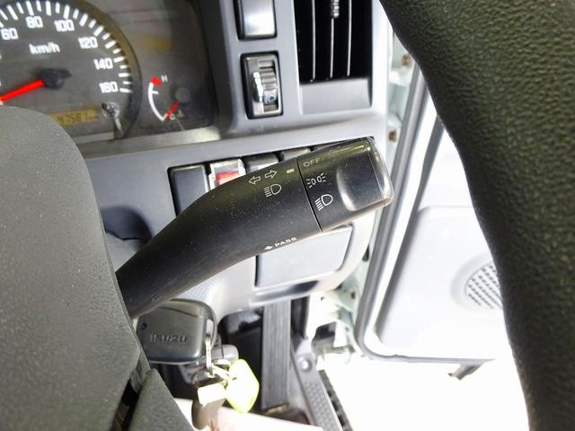 エルフトラック Ｗキャブフラットロー　１．７５ｔ　標準　総重量５ｔ未満　三方開　荷台作りボデー床二重張り／横ねた鉄製　埋め込みフック２対　前立て縞鋼板張り　リアアオリチェーン　ＰＷ（フロントのみ）　左電格ミラー　トラクションコントロール（17枚目）