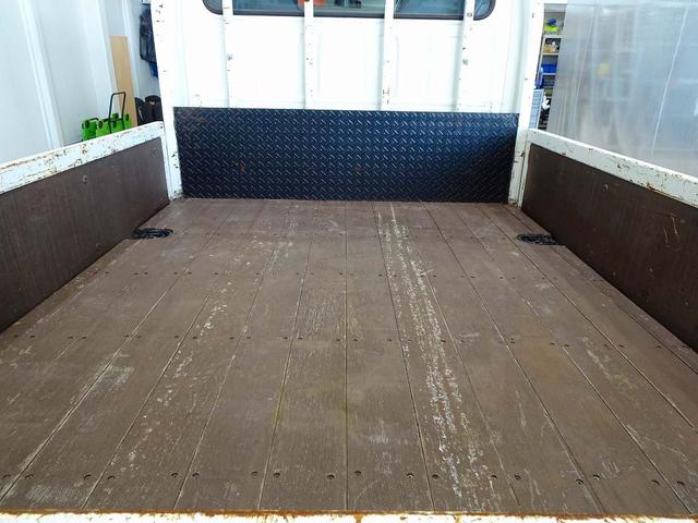 エルフトラック Ｗキャブフラットロー　１．７５ｔ　標準　総重量５ｔ未満　三方開　荷台作りボデー床二重張り／横ねた鉄製　埋め込みフック２対　前立て縞鋼板張り　リアアオリチェーン　ＰＷ（フロントのみ）　左電格ミラー　トラクションコントロール（22枚目）