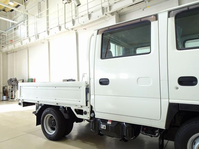 エルフトラック Ｗキャブフラットロー　１．７５ｔ　標準　総重量５ｔ未満　三方開　荷台作りボデー床二重張り／横ねた鉄製　埋め込みフック２対　前立て縞鋼板張り　リアアオリチェーン　ＰＷ（フロントのみ）　左電格ミラー　トラクションコントロール（23枚目）