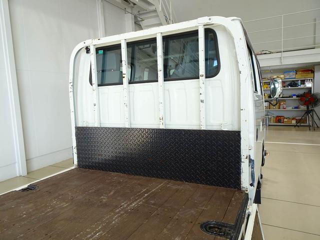 エルフトラック Ｗキャブフラットロー　１．７５ｔ　標準　総重量５ｔ未満　三方開　荷台作りボデー床二重張り／横ねた鉄製　埋め込みフック２対　前立て縞鋼板張り　リアアオリチェーン　ＰＷ（フロントのみ）　左電格ミラー　トラクションコントロール（25枚目）