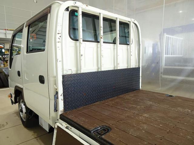 エルフトラック Ｗキャブフラットロー　１．７５ｔ　標準　総重量５ｔ未満　三方開　荷台作りボデー床二重張り／横ねた鉄製　埋め込みフック２対　前立て縞鋼板張り　リアアオリチェーン　ＰＷ（フロントのみ）　左電格ミラー　トラクションコントロール（26枚目）