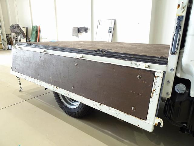 エルフトラック Ｗキャブフラットロー　１．７５ｔ　標準　総重量５ｔ未満　三方開　荷台作りボデー床二重張り／横ねた鉄製　埋め込みフック２対　前立て縞鋼板張り　リアアオリチェーン　ＰＷ（フロントのみ）　左電格ミラー　トラクションコントロール（27枚目）