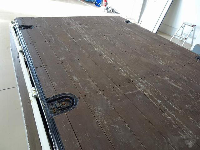 エルフトラック Ｗキャブフラットロー　１．７５ｔ　標準　総重量５ｔ未満　三方開　荷台作りボデー床二重張り／横ねた鉄製　埋め込みフック２対　前立て縞鋼板張り　リアアオリチェーン　ＰＷ（フロントのみ）　左電格ミラー　トラクションコントロール（28枚目）