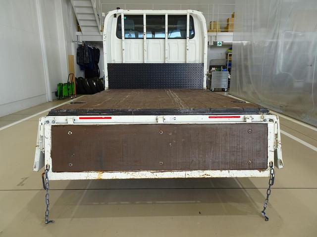 エルフトラック Ｗキャブフラットロー　１．７５ｔ　標準　総重量５ｔ未満　三方開　荷台作りボデー床二重張り／横ねた鉄製　埋め込みフック２対　前立て縞鋼板張り　リアアオリチェーン　ＰＷ（フロントのみ）　左電格ミラー　トラクションコントロール（31枚目）