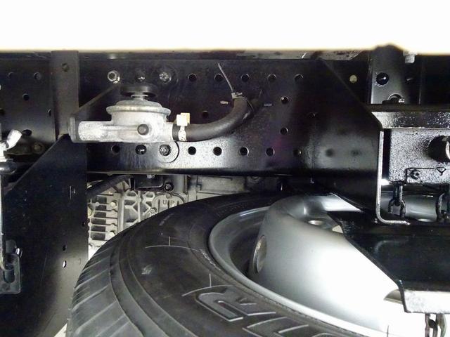 エルフトラック Ｗキャブフラットロー　１．７５ｔ　標準　総重量５ｔ未満　三方開　荷台作りボデー床二重張り／横ねた鉄製　埋め込みフック２対　前立て縞鋼板張り　リアアオリチェーン　ＰＷ（フロントのみ）　左電格ミラー　トラクションコントロール（35枚目）