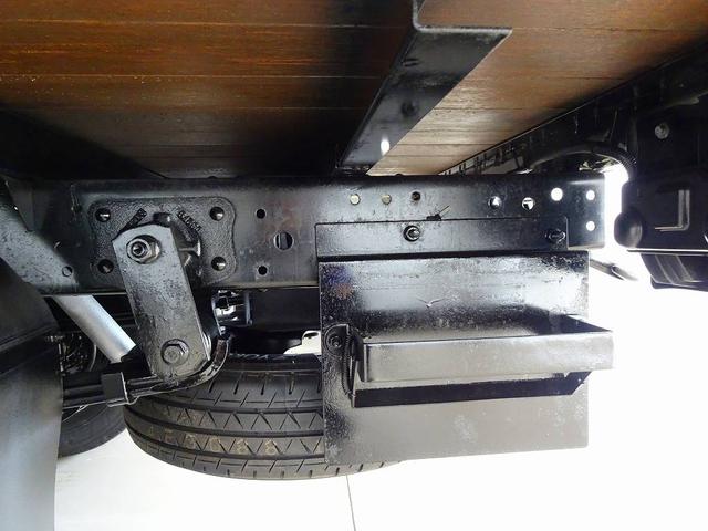 エルフトラック Ｗキャブフラットロー　１．７５ｔ　標準　総重量５ｔ未満　三方開　荷台作りボデー床二重張り／横ねた鉄製　埋め込みフック２対　前立て縞鋼板張り　リアアオリチェーン　ＰＷ（フロントのみ）　左電格ミラー　トラクションコントロール（37枚目）