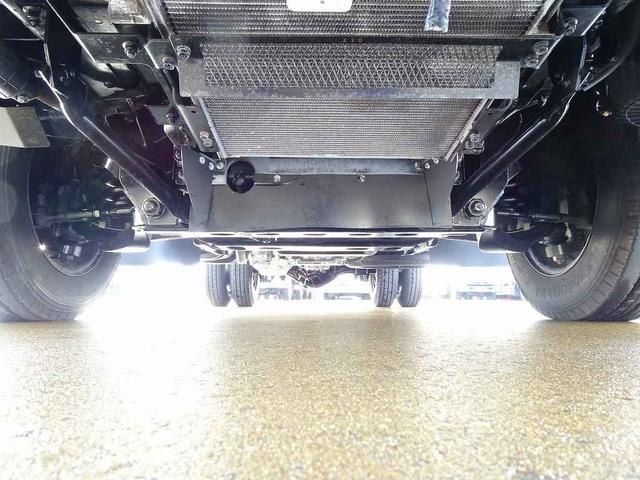 エルフトラック Ｗキャブフラットロー　１．７５ｔ　標準　総重量５ｔ未満　三方開　荷台作りボデー床二重張り／横ねた鉄製　埋め込みフック２対　前立て縞鋼板張り　リアアオリチェーン　ＰＷ（フロントのみ）　左電格ミラー　トラクションコントロール（39枚目）