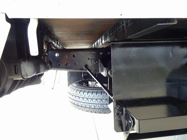 エルフトラック Ｗキャブフラットロー　１．７５ｔ　標準　総重量５ｔ未満　三方開　荷台作りボデー床二重張り／横ねた鉄製　埋め込みフック２対　前立て縞鋼板張り　リアアオリチェーン　ＰＷ（フロントのみ）　左電格ミラー　トラクションコントロール（43枚目）