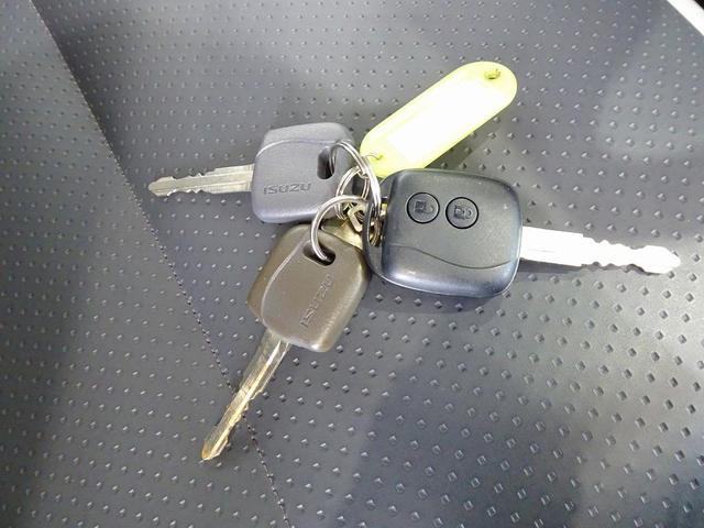 エルフトラック Ｗキャブフラットロー　１．７５ｔ　標準　総重量５ｔ未満　三方開　荷台作りボデー床二重張り／横ねた鉄製　埋め込みフック２対　前立て縞鋼板張り　リアアオリチェーン　ＰＷ（フロントのみ）　左電格ミラー　トラクションコントロール（44枚目）