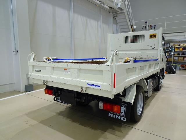 デュトロ 全低床 2t FJL 強化ダンプ 三方開 手動コボレーン付 集中ドアロック 左電格ミラー ルームミラー式バックモニター 車線逸脱警報装置 トラクションコントロール(3枚目)