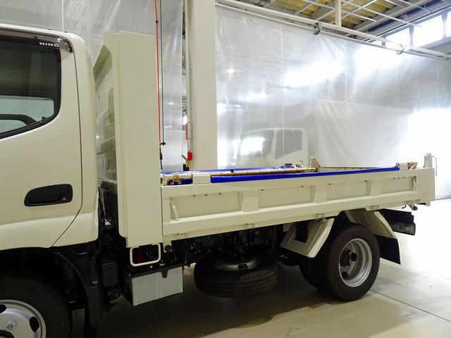 デュトロ 全低床 2t FJL 強化ダンプ 三方開 手動コボレーン付 集中ドアロック 左電格ミラー ルームミラー式バックモニター 車線逸脱警報装置 トラクションコントロール(23枚目)