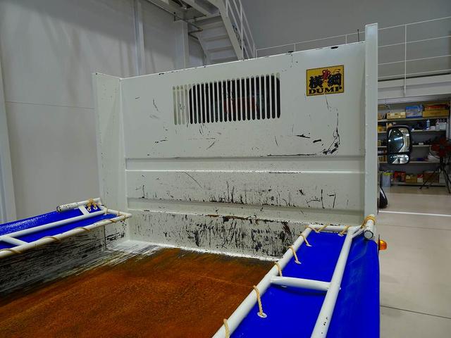 デュトロ 全低床 2t FJL 強化ダンプ 三方開 手動コボレーン付 集中ドアロック 左電格ミラー ルームミラー式バックモニター 車線逸脱警報装置 トラクションコントロール(24枚目)