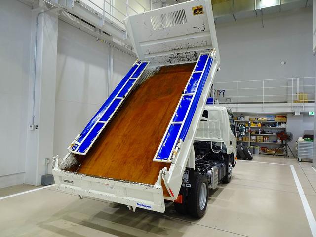 デュトロ 全低床 2t FJL 強化ダンプ 三方開 手動コボレーン付 集中ドアロック 左電格ミラー ルームミラー式バックモニター 車線逸脱警報装置 トラクションコントロール(30枚目)