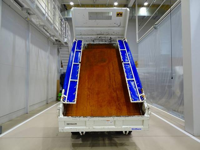 デュトロ 全低床 2t FJL 強化ダンプ 三方開 手動コボレーン付 集中ドアロック 左電格ミラー ルームミラー式バックモニター 車線逸脱警報装置 トラクションコントロール(32枚目)