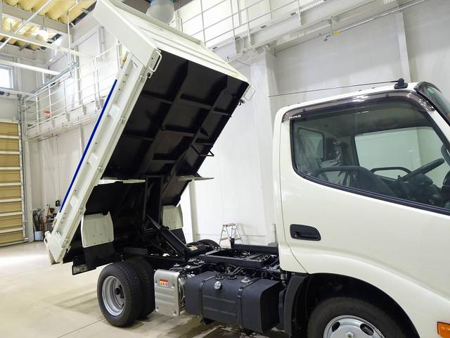 デュトロ 全低床 2t FJL 強化ダンプ 三方開 手動コボレーン付 集中ドアロック 左電格ミラー ルームミラー式バックモニター 車線逸脱警報装置 トラクションコントロール(33枚目)