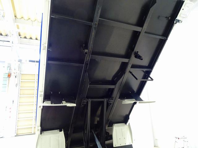 デュトロ 全低床 2t FJL 強化ダンプ 三方開 手動コボレーン付 集中ドアロック 左電格ミラー ルームミラー式バックモニター 車線逸脱警報装置 トラクションコントロール(35枚目)