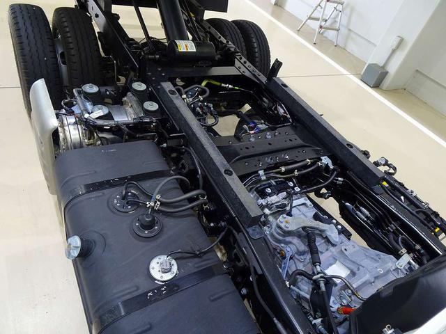 デュトロ 全低床 2t FJL 強化ダンプ 三方開 手動コボレーン付 集中ドアロック 左電格ミラー ルームミラー式バックモニター 車線逸脱警報装置 トラクションコントロール(36枚目)