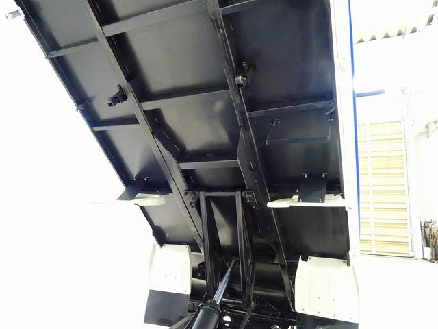 デュトロ 全低床 2t FJL 強化ダンプ 三方開 手動コボレーン付 集中ドアロック 左電格ミラー ルームミラー式バックモニター 車線逸脱警報装置 トラクションコントロール(37枚目)