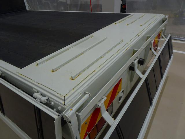 エルフトラック 高床　３．５ｔ　ワイドロング　タダノ４段　２．９ｔ吊りセルフクレーン付　Ｈ１３年製　ラジコン／フックイン付　三方開　床板アピトン張替え（２０ｍｍ）　リアブル積み加工　横ねた１９本／チャンネル増し８本（30枚目）