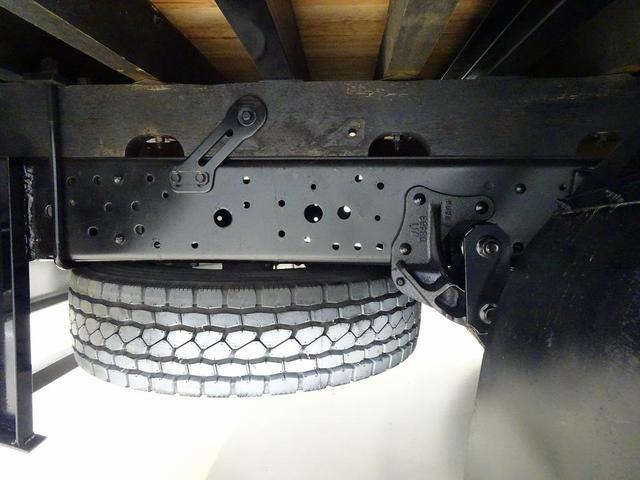 エルフトラック 高床　３．５ｔ　ワイドロング　タダノ４段　２．９ｔ吊りセルフクレーン付　Ｈ１３年製　ラジコン／フックイン付　三方開　床板アピトン張替え（２０ｍｍ）　リアブル積み加工　横ねた１９本／チャンネル増し８本（49枚目）