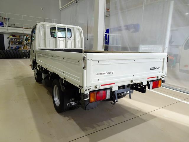 エルフトラック フルフラットロー 2t 標準 平ボデー 総重量5t未満 三方開 床鉄板張り 社外ナビ/バックカメラ連動/フルセグ/DVD ETC2.0 アドブルー 車線逸脱警報装置 フォグランプ トラクションコントロール(4枚目)
