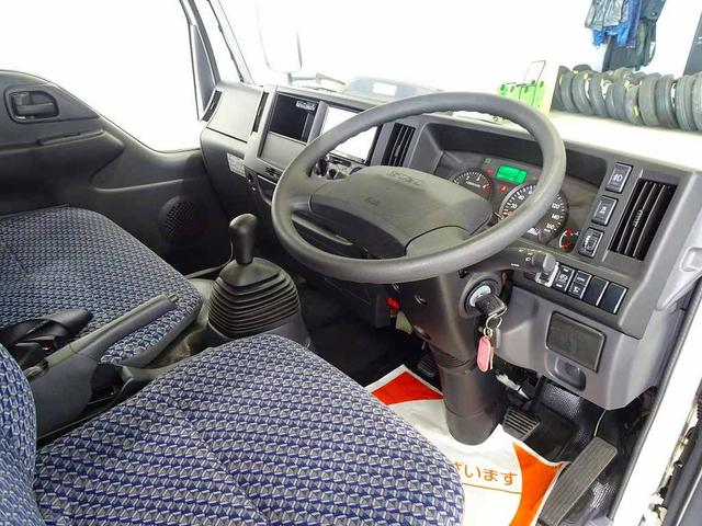 エルフトラック フルフラットロー 2t 標準 平ボデー 総重量5t未満 三方開 床鉄板張り 社外ナビ/バックカメラ連動/フルセグ/DVD ETC2.0 アドブルー 車線逸脱警報装置 フォグランプ トラクションコントロール(5枚目)