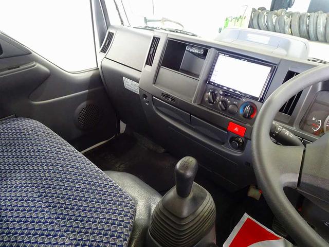 エルフトラック フルフラットロー 2t 標準 平ボデー 総重量5t未満 三方開 床鉄板張り 社外ナビ/バックカメラ連動/フルセグ/DVD ETC2.0 アドブルー 車線逸脱警報装置 フォグランプ トラクションコントロール(9枚目)