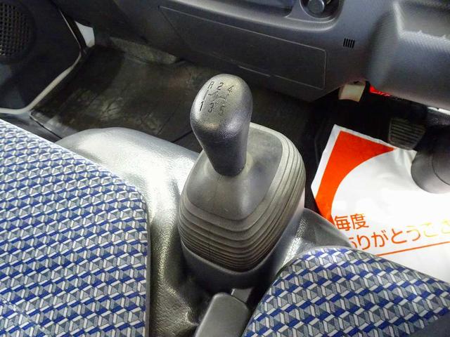 エルフトラック フルフラットロー 2t 標準 平ボデー 総重量5t未満 三方開 床鉄板張り 社外ナビ/バックカメラ連動/フルセグ/DVD ETC2.0 アドブルー 車線逸脱警報装置 フォグランプ トラクションコントロール(17枚目)