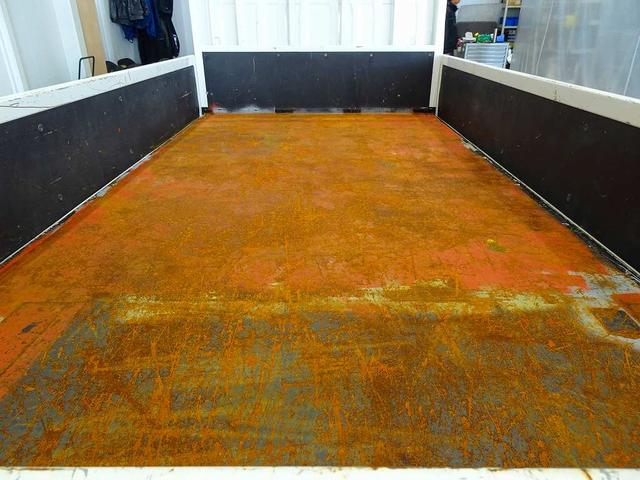 エルフトラック フルフラットロー 2t 標準 平ボデー 総重量5t未満 三方開 床鉄板張り 社外ナビ/バックカメラ連動/フルセグ/DVD ETC2.0 アドブルー 車線逸脱警報装置 フォグランプ トラクションコントロール(22枚目)