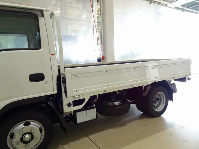 エルフトラック フルフラットロー 2t 標準 平ボデー 総重量5t未満 三方開 床鉄板張り 社外ナビ/バックカメラ連動/フルセグ/DVD ETC2.0 アドブルー 車線逸脱警報装置 フォグランプ トラクションコントロール(24枚目)