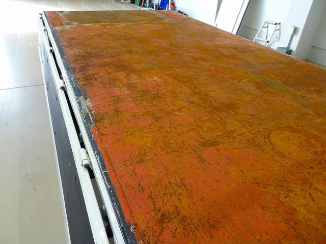 エルフトラック フルフラットロー 2t 標準 平ボデー 総重量5t未満 三方開 床鉄板張り 社外ナビ/バックカメラ連動/フルセグ/DVD ETC2.0 アドブルー 車線逸脱警報装置 フォグランプ トラクションコントロール(28枚目)