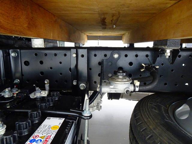 エルフトラック フルフラットロー 2t 標準 平ボデー 総重量5t未満 三方開 床鉄板張り 社外ナビ/バックカメラ連動/フルセグ/DVD ETC2.0 アドブルー 車線逸脱警報装置 フォグランプ トラクションコントロール(36枚目)