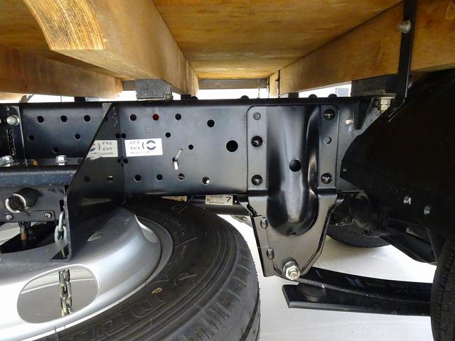 エルフトラック フルフラットロー 2t 標準 平ボデー 総重量5t未満 三方開 床鉄板張り 社外ナビ/バックカメラ連動/フルセグ/DVD ETC2.0 アドブルー 車線逸脱警報装置 フォグランプ トラクションコントロール(37枚目)