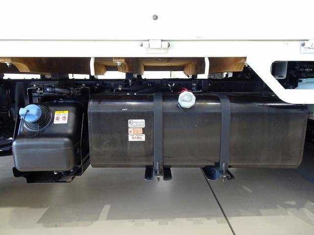 エルフトラック フルフラットロー 2t 標準 平ボデー 総重量5t未満 三方開 床鉄板張り 社外ナビ/バックカメラ連動/フルセグ/DVD ETC2.0 アドブルー 車線逸脱警報装置 フォグランプ トラクションコントロール(41枚目)