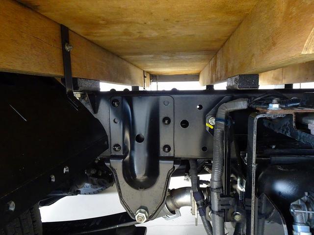 エルフトラック フルフラットロー 2t 標準 平ボデー 総重量5t未満 三方開 床鉄板張り 社外ナビ/バックカメラ連動/フルセグ/DVD ETC2.0 アドブルー 車線逸脱警報装置 フォグランプ トラクションコントロール(42枚目)