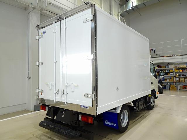 デュトロ 全低床 2t 標準 総重量5t未満 低温冷凍車 ±30度設定 -18度確認 リア観音扉/90度ストッパー付 床プラスチックすのこ付 左サイドスライドドア 水抜き穴前1対 荷室灯2個 仕切り扉付(脱着可)(3枚目)