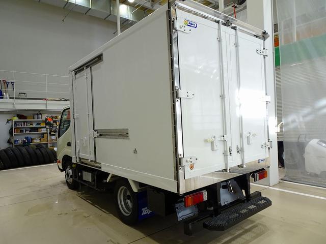 デュトロ 全低床 2t 標準 総重量5t未満 低温冷凍車 ±30度設定 -18度確認 リア観音扉/90度ストッパー付 床プラスチックすのこ付 左サイドスライドドア 水抜き穴前1対 荷室灯2個 仕切り扉付(脱着可)(4枚目)
