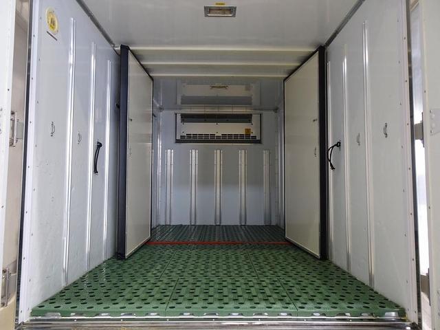 デュトロ 全低床 2t 標準 総重量5t未満 低温冷凍車 ±30度設定 -18度確認 リア観音扉/90度ストッパー付 床プラスチックすのこ付 左サイドスライドドア 水抜き穴前1対 荷室灯2個 仕切り扉付(脱着可)(21枚目)