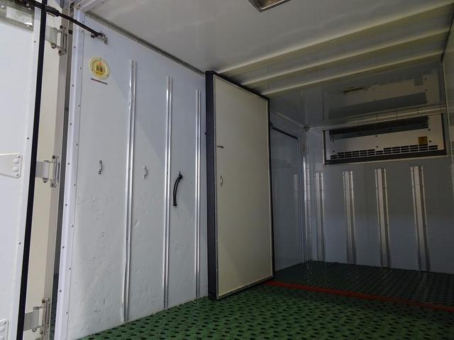 デュトロ 全低床 2t 標準 総重量5t未満 低温冷凍車 ±30度設定 -18度確認 リア観音扉/90度ストッパー付 床プラスチックすのこ付 左サイドスライドドア 水抜き穴前1対 荷室灯2個 仕切り扉付(脱着可)(24枚目)