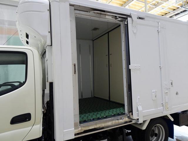 デュトロ 全低床 2t 標準 総重量5t未満 低温冷凍車 ±30度設定 -18度確認 リア観音扉/90度ストッパー付 床プラスチックすのこ付 左サイドスライドドア 水抜き穴前1対 荷室灯2個 仕切り扉付(脱着可)(30枚目)
