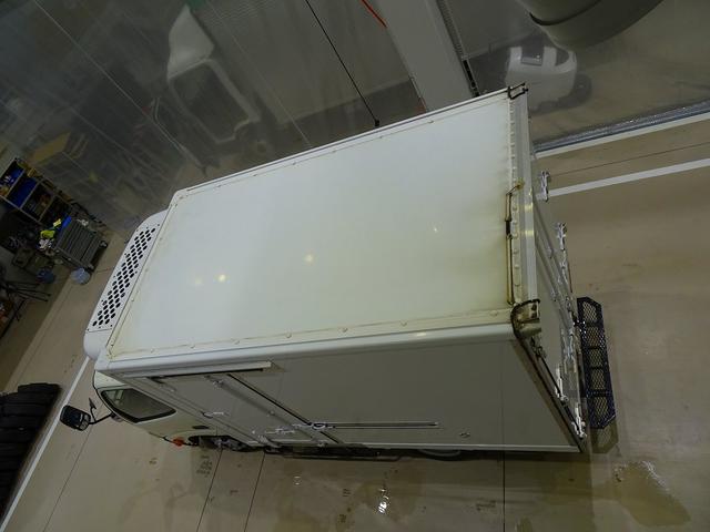 デュトロ 全低床 2t 標準 総重量5t未満 低温冷凍車 ±30度設定 -18度確認 リア観音扉/90度ストッパー付 床プラスチックすのこ付 左サイドスライドドア 水抜き穴前1対 荷室灯2個 仕切り扉付(脱着可)(32枚目)