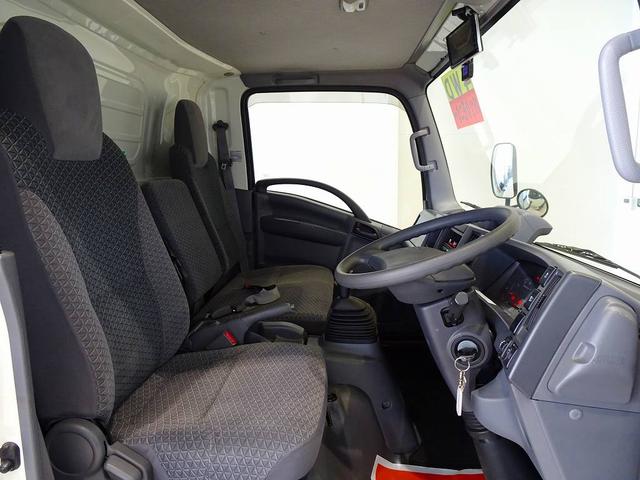 エルフトラック フルフラットロー　２ｔ　４ＷＤ　ワイドロング　アルミバン　リア３枚観音扉／９０度ストッパー付　荷室左右パネル埋め込みフック３対　荷室灯２個　アドブルー　車線逸脱警報装置　トラクションコントロール（6枚目）