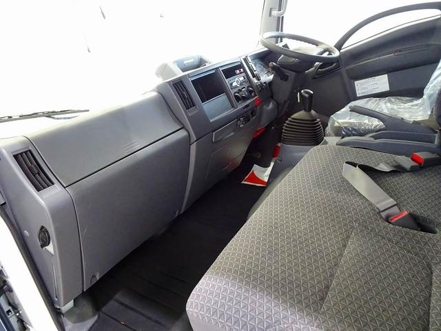 エルフトラック フルフラットロー　２ｔ　４ＷＤ　ワイドロング　アルミバン　リア３枚観音扉／９０度ストッパー付　荷室左右パネル埋め込みフック３対　荷室灯２個　アドブルー　車線逸脱警報装置　トラクションコントロール（7枚目）