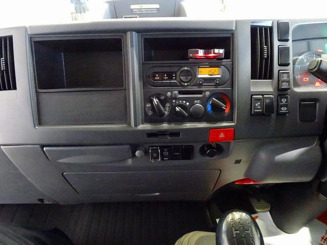 エルフトラック フルフラットロー　２ｔ　４ＷＤ　ワイドロング　アルミバン　リア３枚観音扉／９０度ストッパー付　荷室左右パネル埋め込みフック３対　荷室灯２個　アドブルー　車線逸脱警報装置　トラクションコントロール（10枚目）